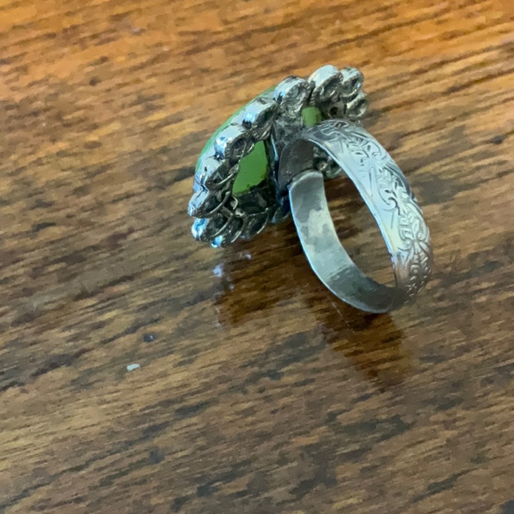 Green statement ring - Picture 4 of 5
